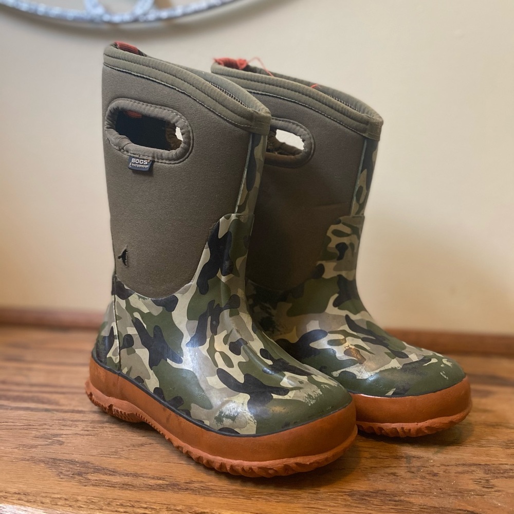 Boys bogs size 10